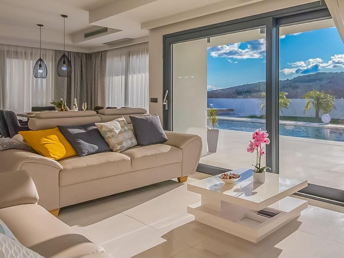 Vrh  Villa Milly المظهر الخارجي الصورة